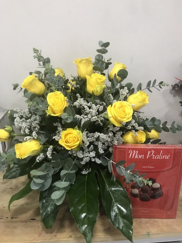 Ramo de 12 rosas amarillas con bombones