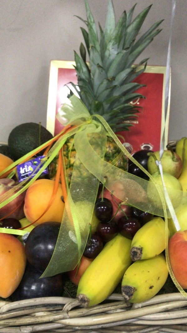 Cistella de fruita amb bombons i globus - Imatge 2