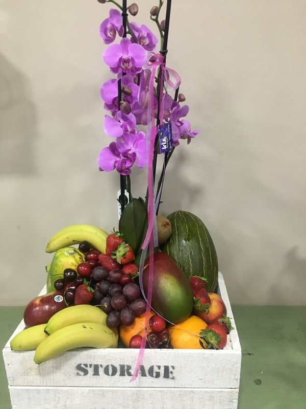 Caja de fruta con orquídea Phaleanopsis