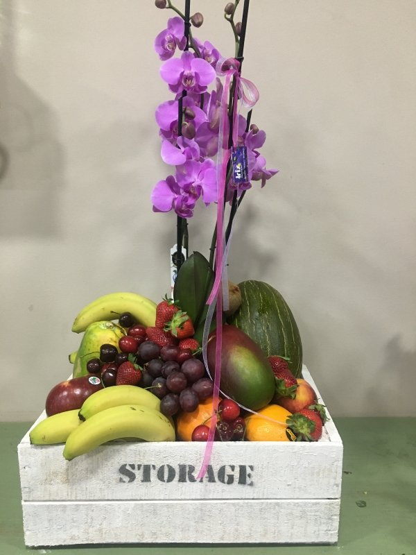 Caja de fruta con orquídea Phaleanopsis - Imagen 2