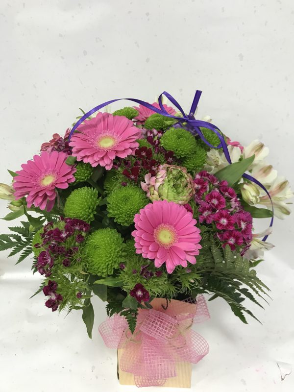 Ramo bouquet en tonos rosas, fucsias y verdes