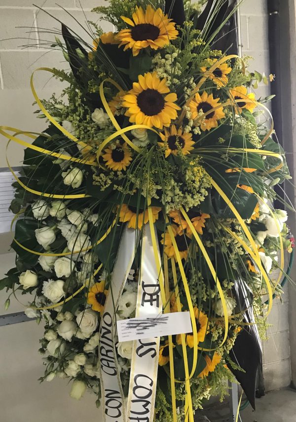 Corona de Girasoles y rosas blancas