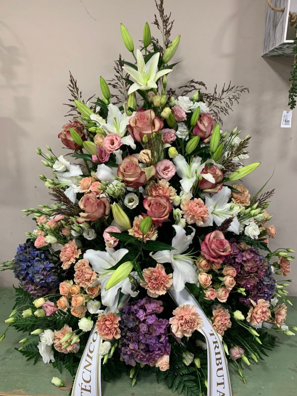 Centro difunto en rosas blancas y lilas