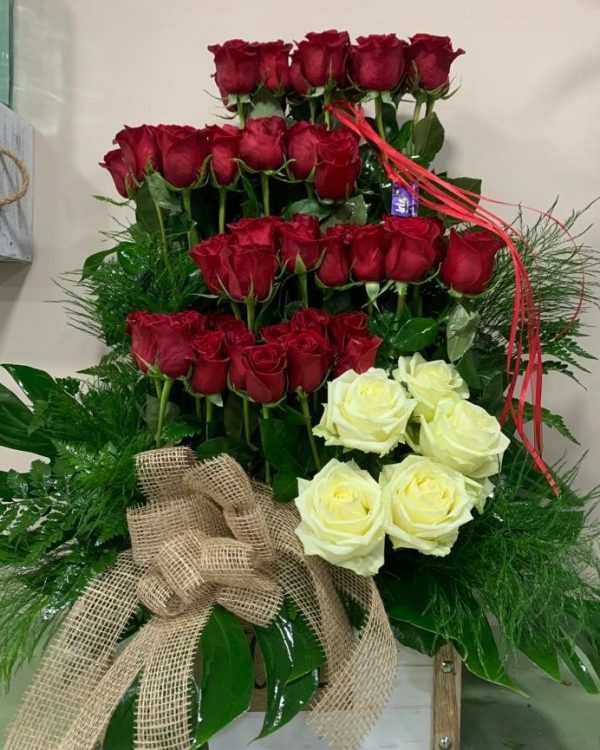 Centro de 45 rosas rojas y blancas