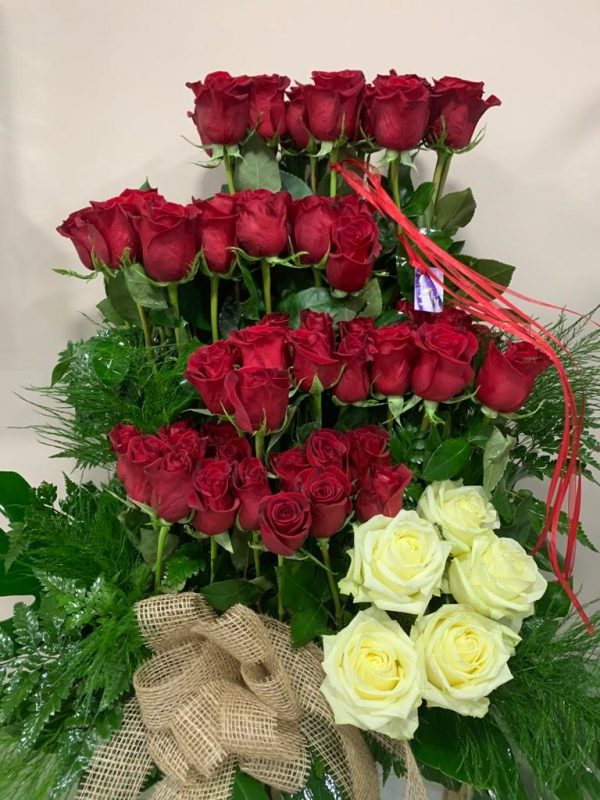 Centro de 45 rosas rojas y blancas - Imagen 2