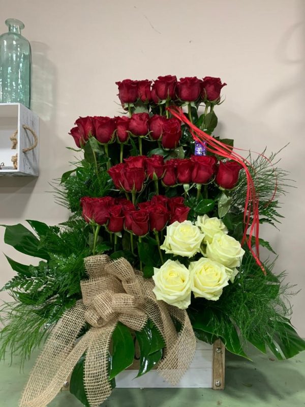 Centro de 45 rosas rojas y blancas - Imagen 3