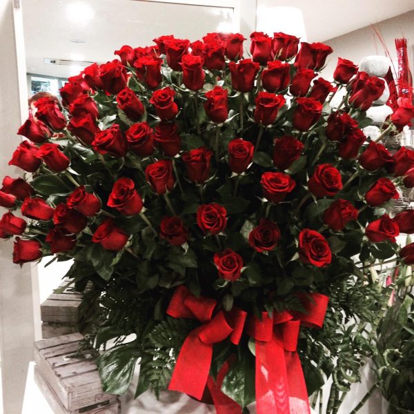 Centre de 70 roses vermelles