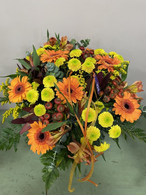 Bouquet de flores de temporada en tonos amarillos y naranjas - Imagen 2