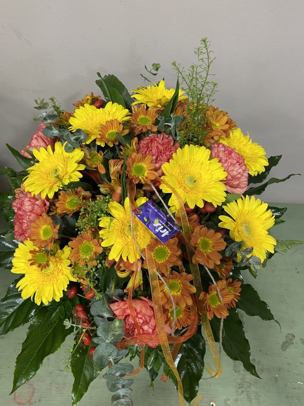 Bouquet de flores de temporada en tonos amarillos y naranjas