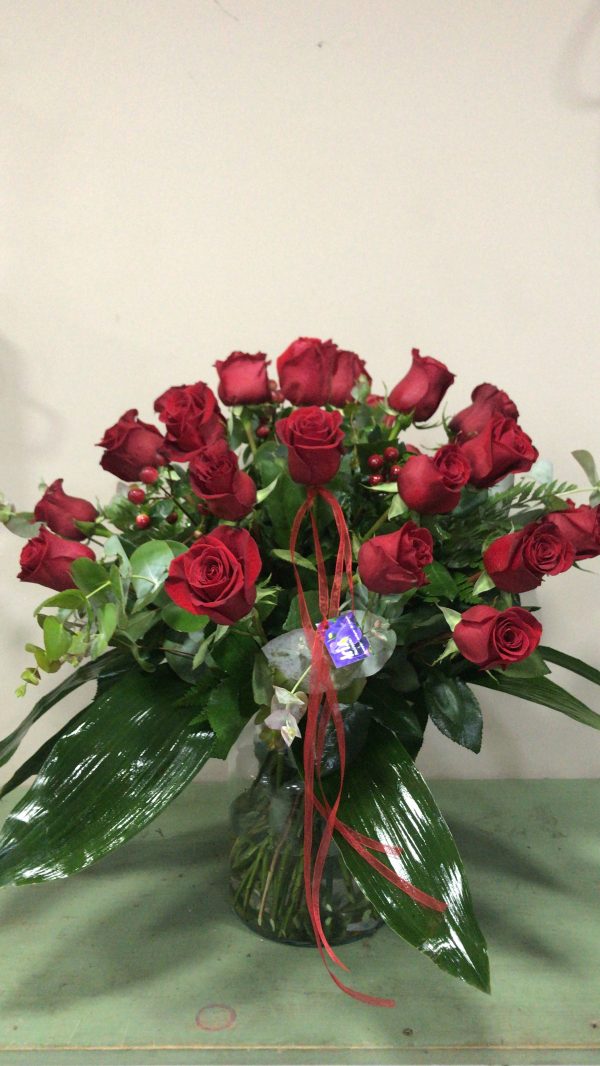 Ramo de 18 rosas con jarrón de cristal