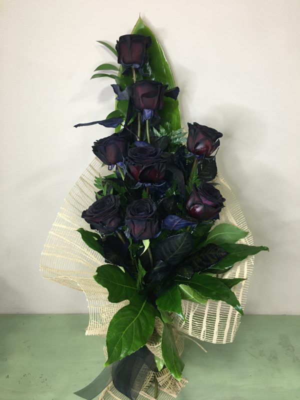 Ramo 8 rosas negras (Sujeto a disponibilidad)