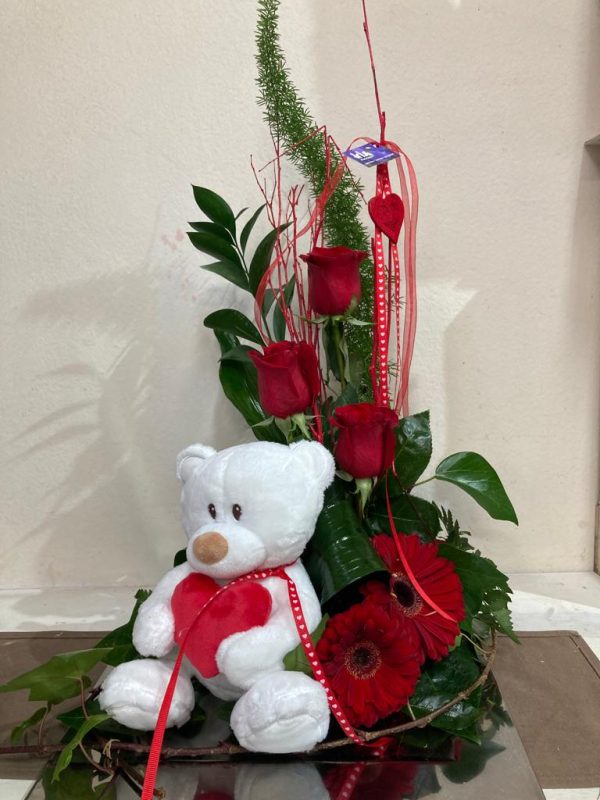 Centro de rosas rojas y gerberas con oso de peluche