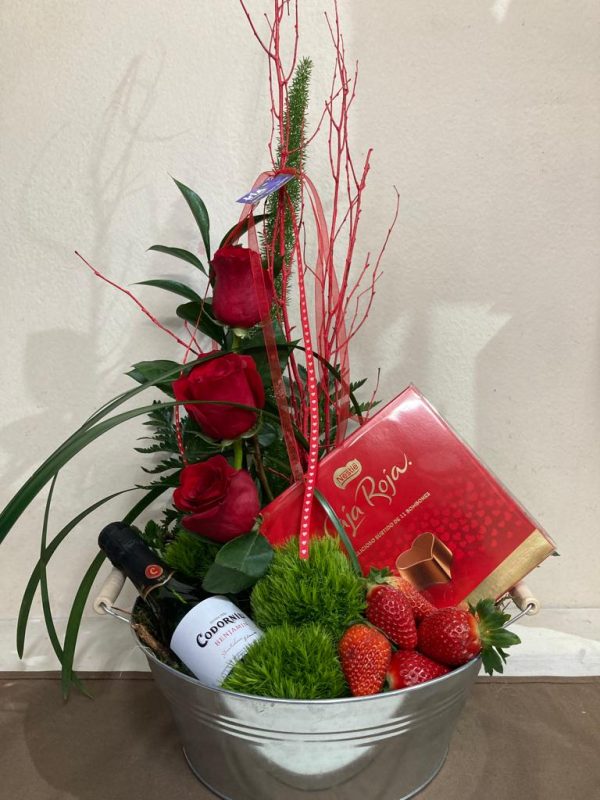 Centre de roses vermelles amb bombons, maduixes i cava