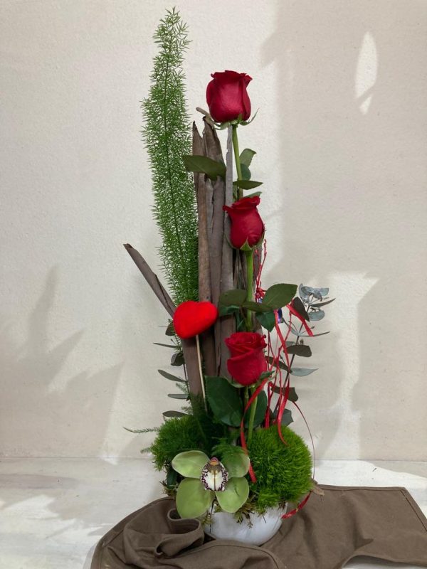 Centro de rosas rojas y orquídea con pick