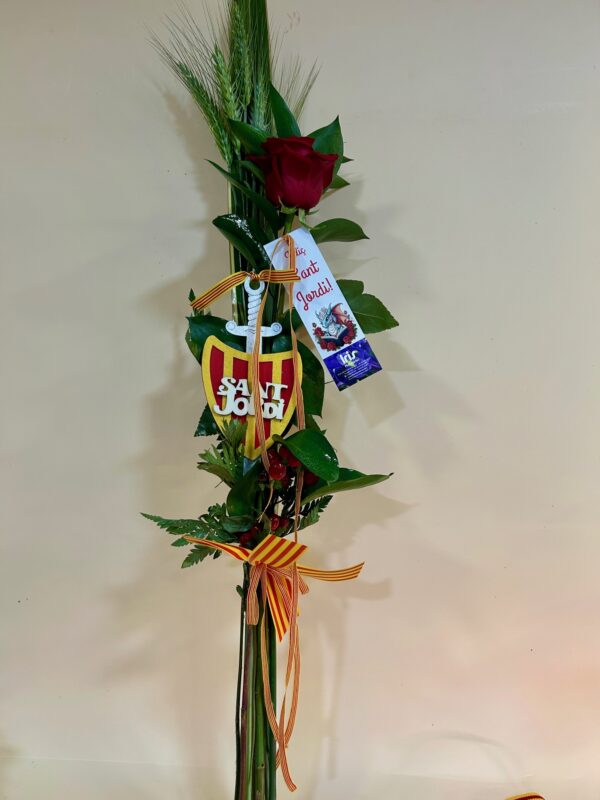 Rosa arreglada amb pick de Sant Jordi